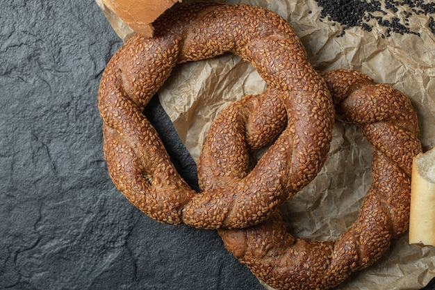 Türkische knusprige runde geflochtene Bagels mit Sesam.