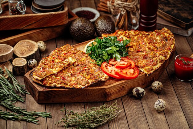 Türkische lahmacun-pizza mit hackfleisch und tomaten