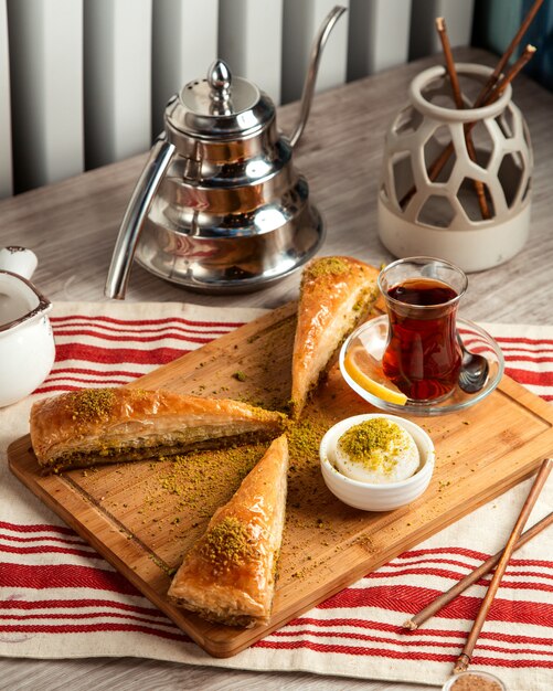 türkische pakhlava mit eis und tee seitenansicht