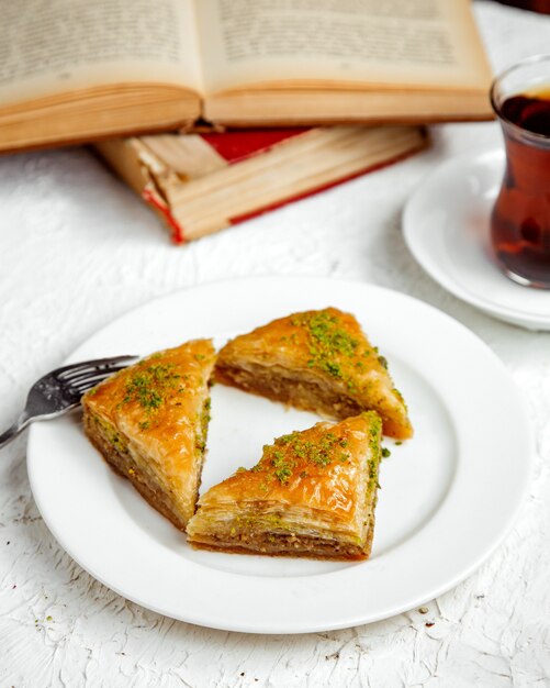 Türkische Pakhlava mit Pistazie und schwarzem Tee