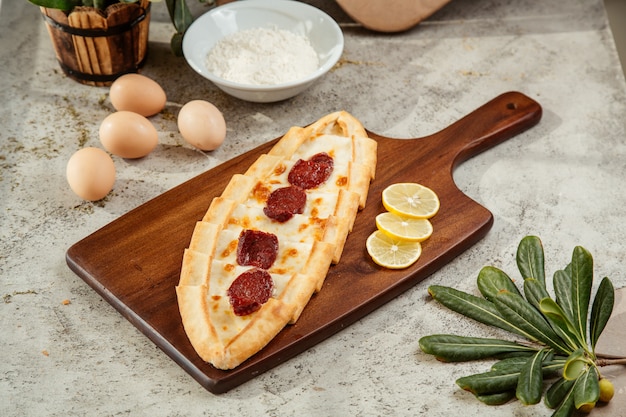 türkische Pide mit Käse und Salami