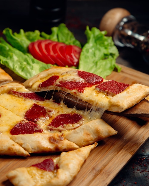 Türkische Pide Pizza mit Peperoni und geschmolzenem Käse.