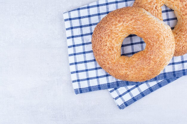 Türkische Simits mit Sesam auf Tischdecke.