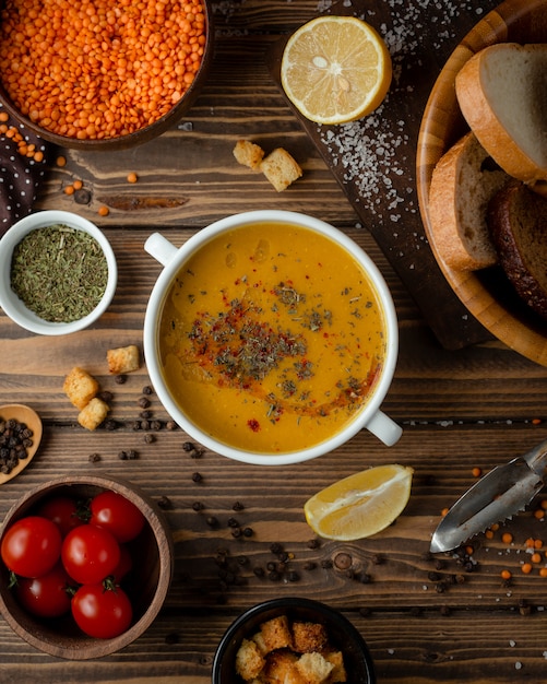 Türkische Suppe mit Gewürzen