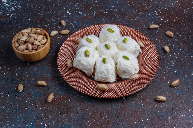 Kostenloses Foto türkische zahnseide halva pishmanie, zuckerwatte dessert.