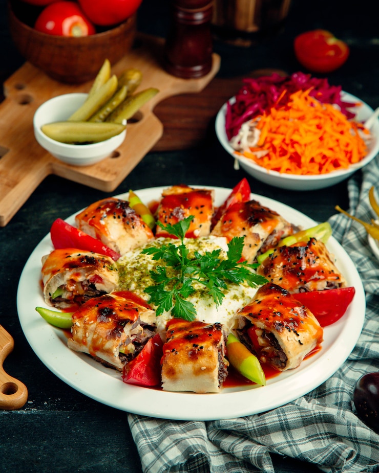 Kostenlose Foto türkischer beyti-kebab mit joghurt, pfeffer und tomate