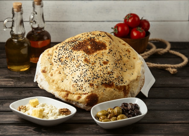 Türkischer Brotkot auf dem Tisch