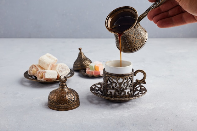 Türkischer Kaffee in der metallischen Kanne und Tasse.