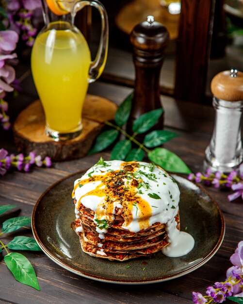 türkischer Lahmacun diente als Kuchen mit Sahnesauce