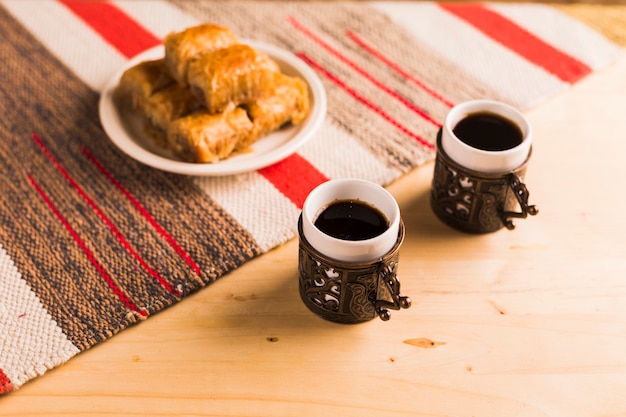 Türkischer Nachtisch mit Tasse Kaffees