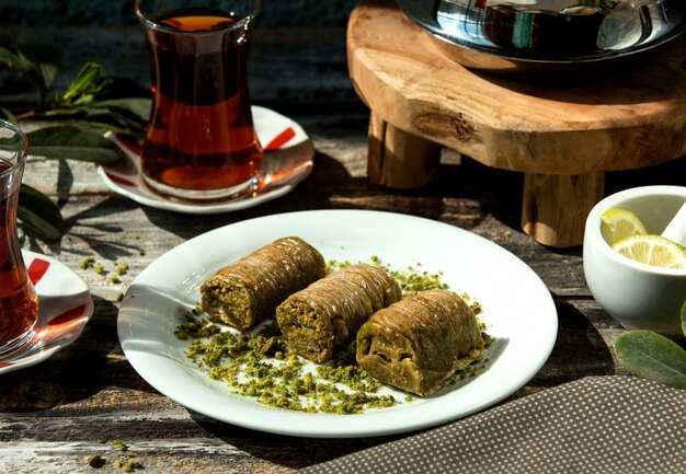 Türkisches Bakhlava-Gebäck mit dünnen Schichten, gefüllt mit Pistazien