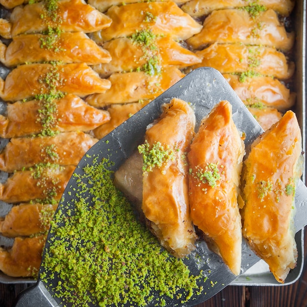 Kostenloses Foto türkisches baklava-dessert aus dünnem gebäck, nüssen und honig