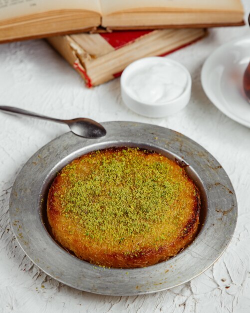 Türkisches Dessert Kunefe mit Pistazien gekrönt