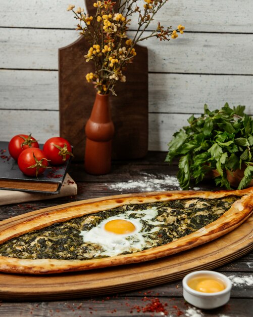 Türkisches Gericht Pide mit Gemüse und Ei