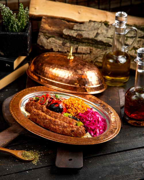 Kostenloses Foto türkisches köfté ™ mit bulgur und gemüse