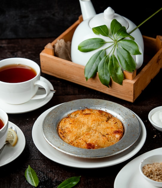 Türkisches Kunefe-Dessert aus gebratenen Fadennudeln mit Sirup und Käse