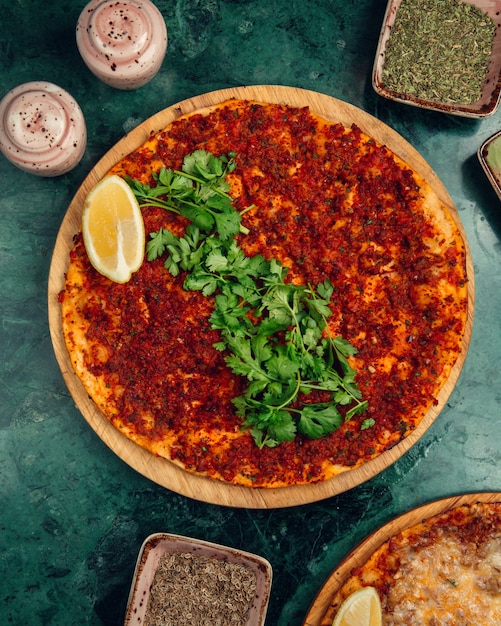 Türkisches Lahmacun mit Füllung, Zitrone und gehackter Petersilie.