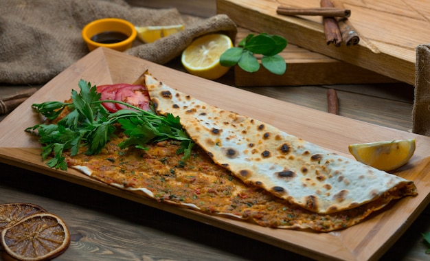 Kostenloses Foto türkisches lahmacun mit zitrone und frischer petersilie