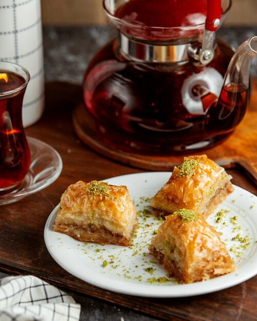 Türkisches pakhlava mit schwarzem Tee