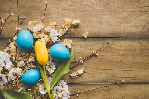 Kostenloses Foto tulpe und eier auf blütenköpfen