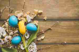 Kostenloses Foto tulpe und eier auf blütenköpfen