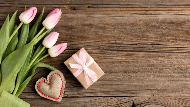 Tulpen mit Geschenk daneben