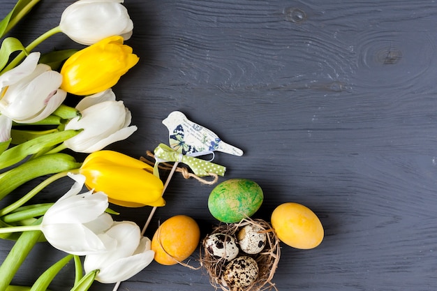 Kostenloses Foto tulpen nahe wachtel und farbigen eiern