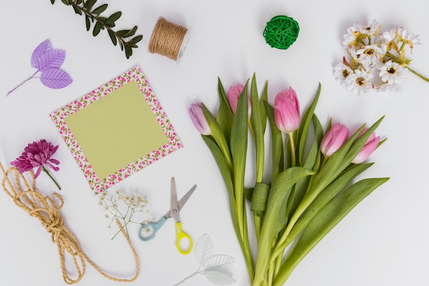 Kostenloses Foto tulpen und bündel, die ausrüstung herstellen