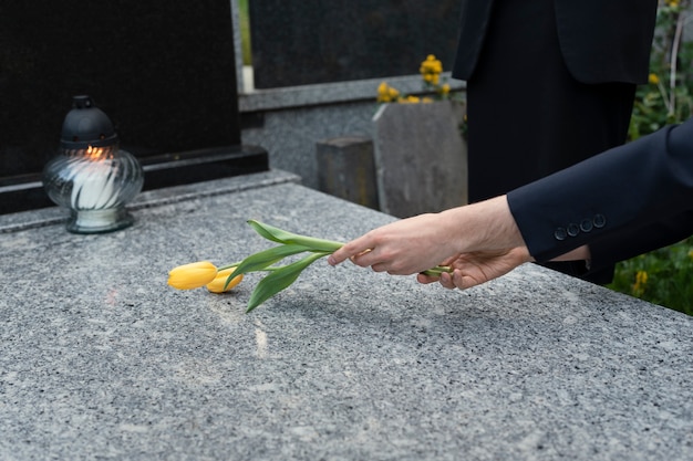 Tulpen werden auf dem Friedhof zu einem Grab gebracht