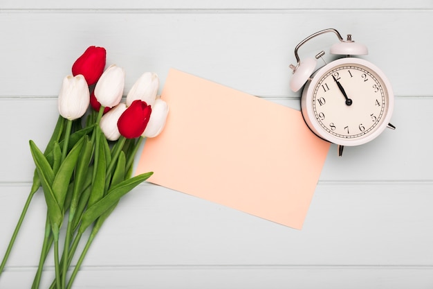 Tulpenstrauß mit Grußkarte dazu und Uhr