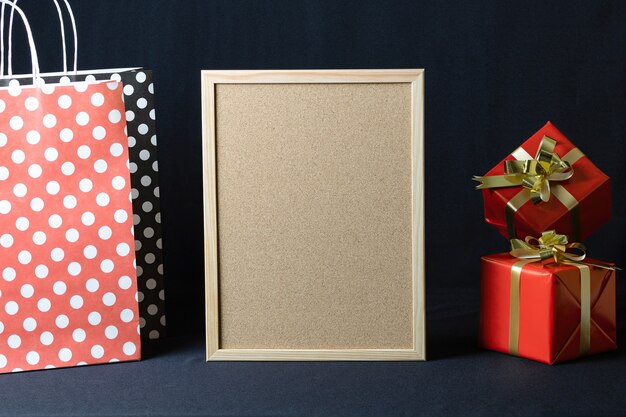 Tupfen Papiertüten, Pinnwand und Weihnachtsgeschenkboxen mit Kopierraum