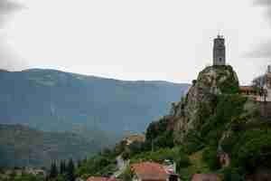 Kostenloses Foto turm in der bergstadt arachova in griechenland