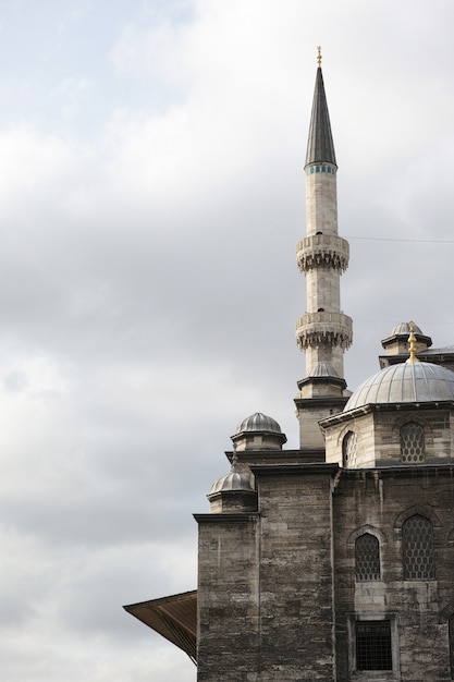 Turm mit Wolkenhintergrund