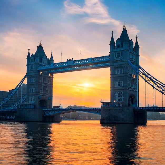 Turmbrücke bei Sonnenaufgang, London.