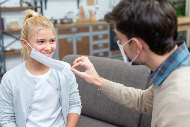 Tutor lernt das Mädchen, wie man die Maske hält