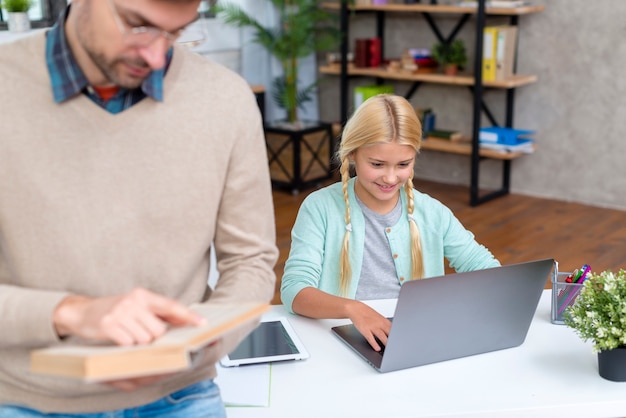 Kostenloses Foto tutor liest ein buch und schüler lernen