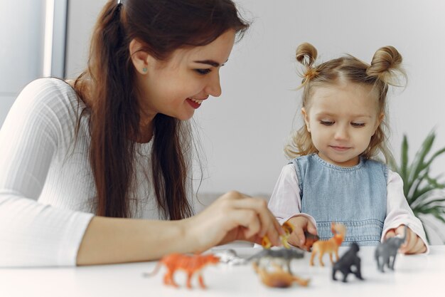 Tutor mit dem kleinen Mädchen, das zu Hause studiert