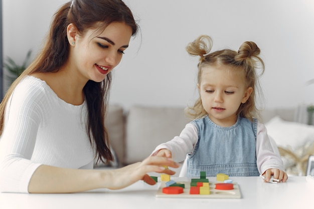 Tutor mit dem kleinen Mädchen, das zu Hause studiert