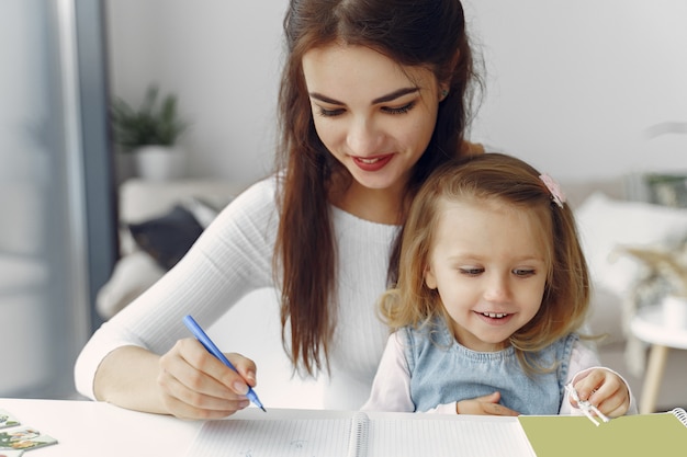 Tutor mit dem kleinen Mädchen, das zu Hause studiert