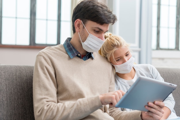 Kostenloses Foto tutor und junger student lernen von einem tablet