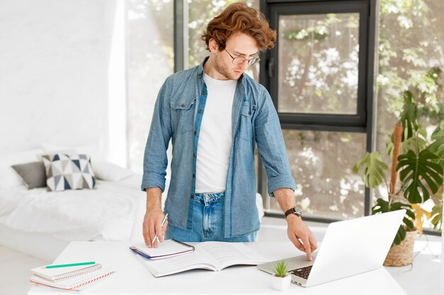 Tutor zu Hause mit seinem Laptop