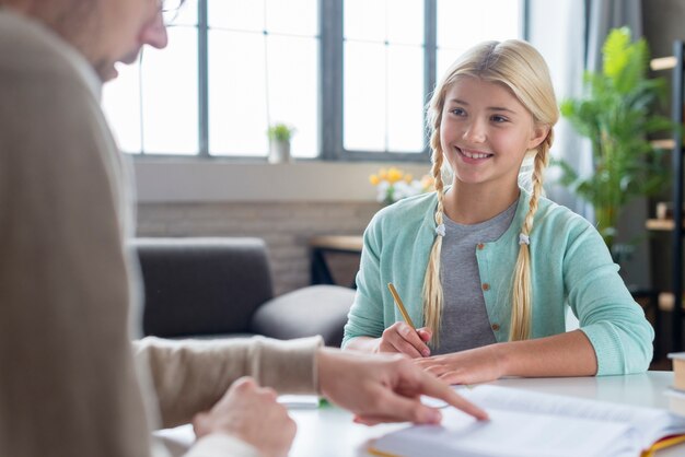 Tutor zu Hause und Schüler im Wohnzimmer