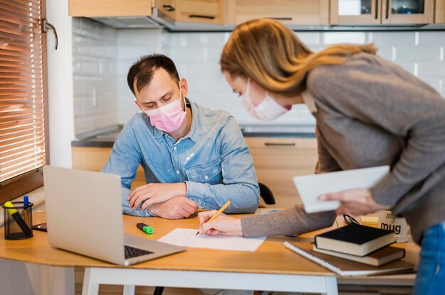 Tutorin korrigiert männliche Studentin zu Hause