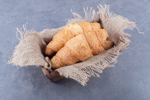 Tw frisches französisches Croissant in Holzkiste.