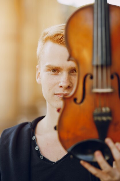 Typ mit Violon