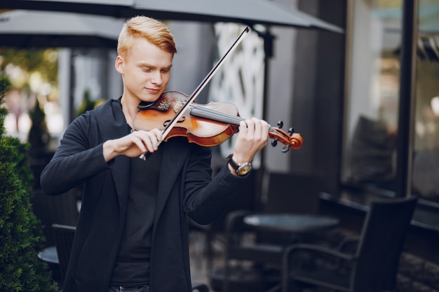 Typ mit Violon