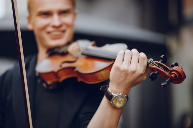 Typ mit Violon