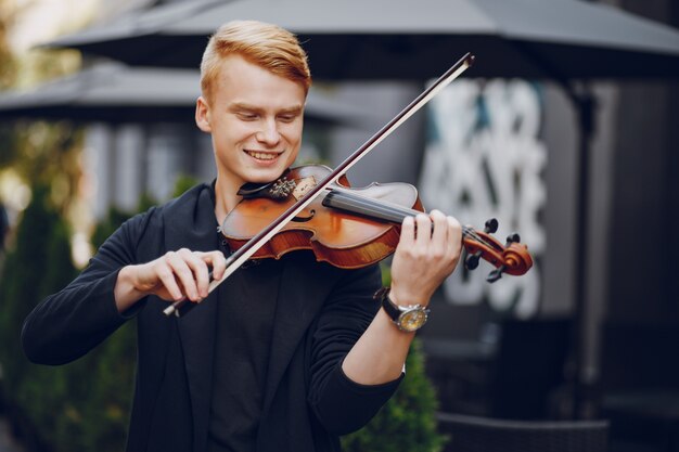 Typ mit Violon