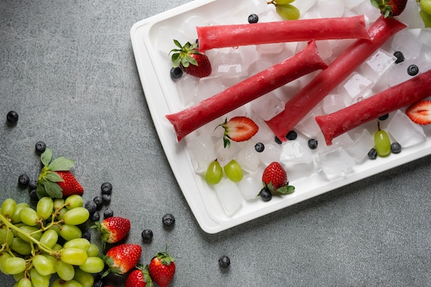 Kostenloses Foto typische brasilianische freezies mit fruchtstillleben