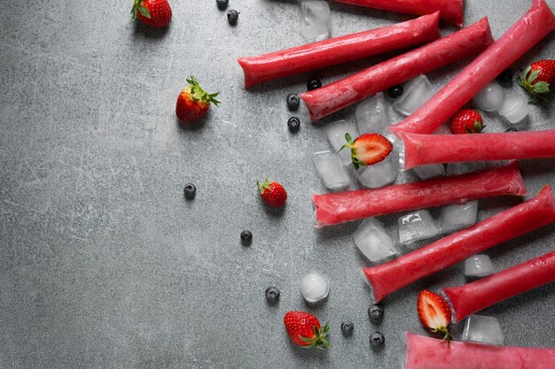 Typische brasilianische Freezies mit Fruchtstillleben